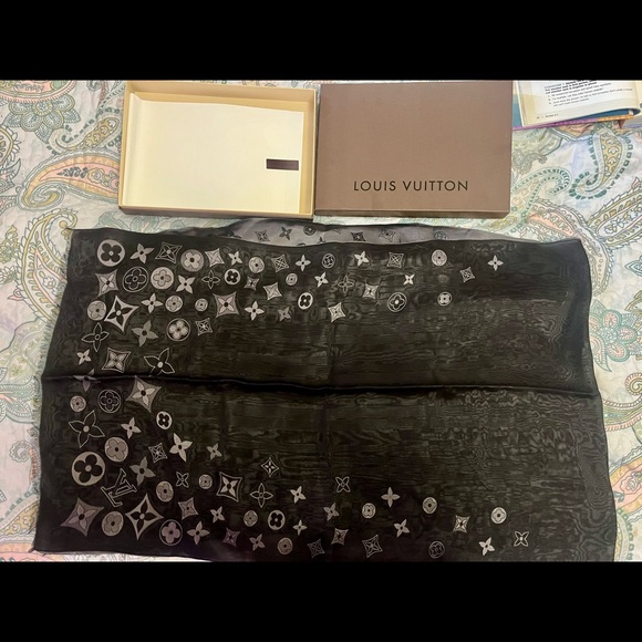 Louis Vuitton monogram shine scarf - Picture 5 of 8